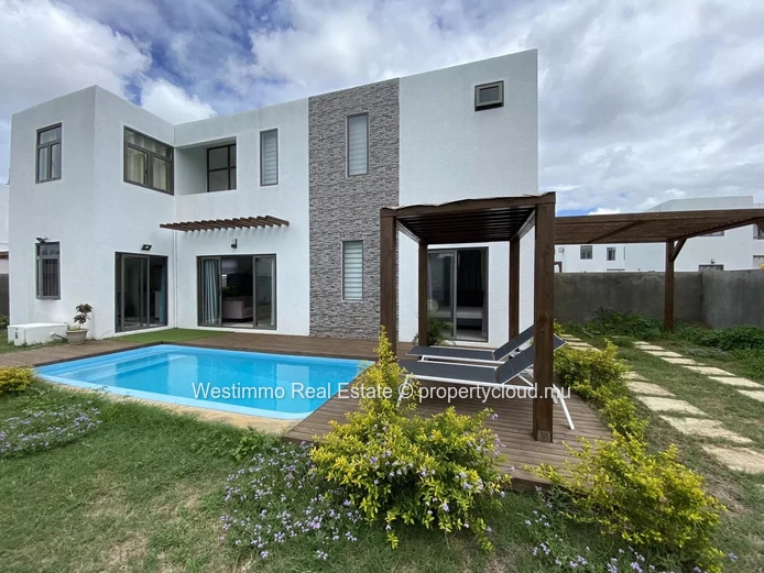 GRAND BAIE - Location long terme Villa avec terrasse, jardin et piscine.